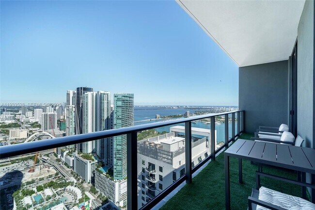 Building Photo - 601 NE 1st Ave