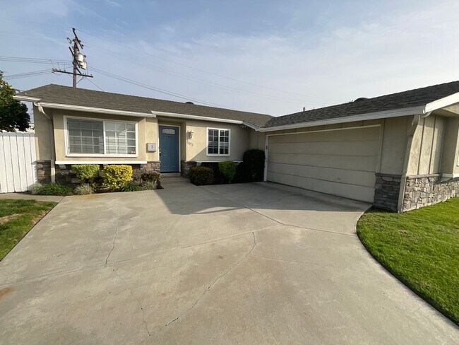 Building Photo - 3 Bedroom 2 Bathroom Single Story Home