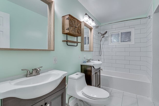 Building Photo - Charming 3+ BR single family home available now