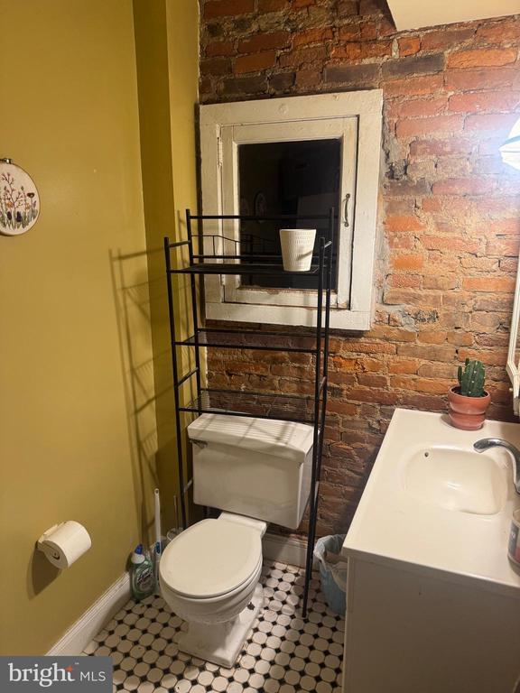 Building Photo - 1943 Waverly St