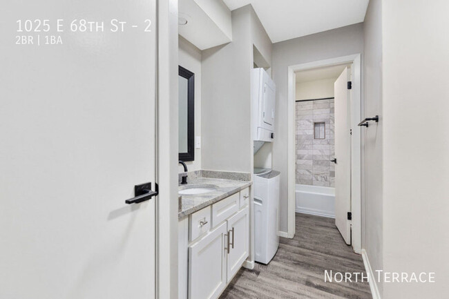 Building Photo - 1025 E 68th St