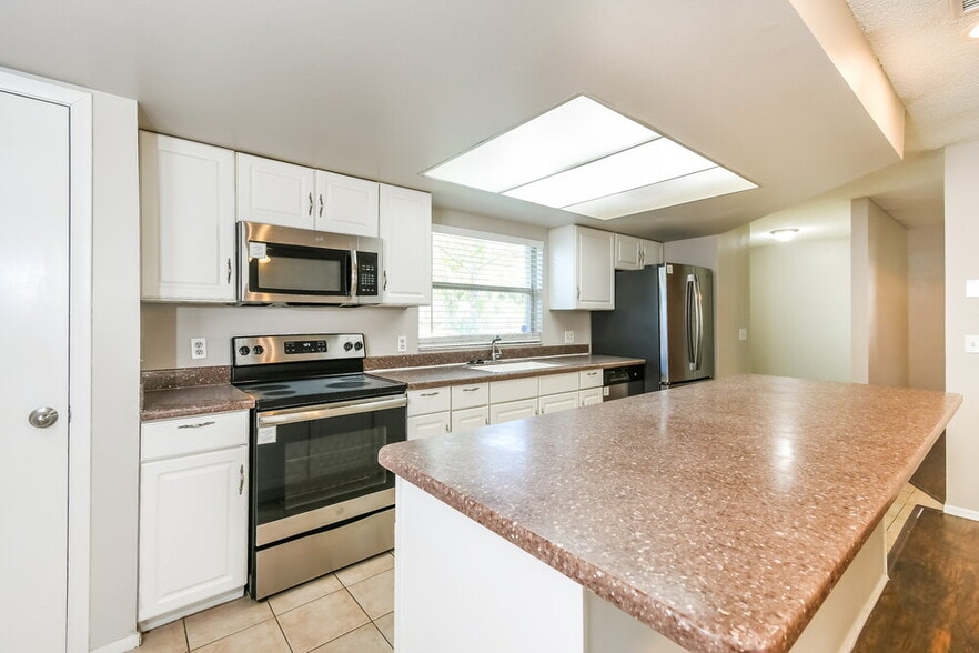 Building Photo - 409 Riverwoods Cir