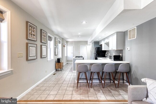 Building Photo - 447 Gittings St