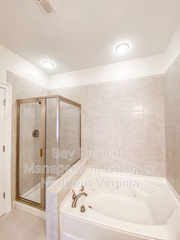 Building Photo - 4336 N Henderson Rd