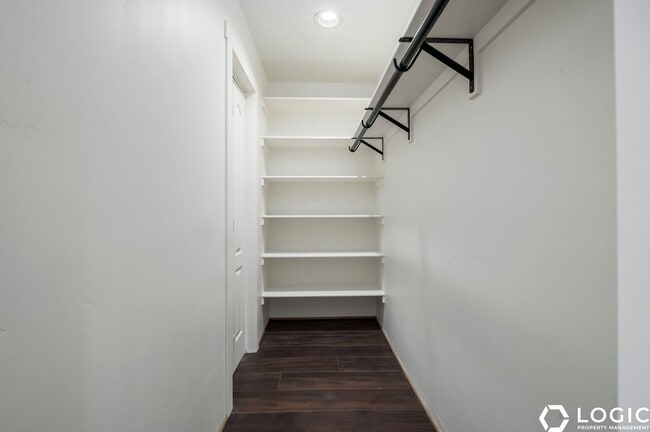 Building Photo - Stunning Townhome in Amazing Location!!