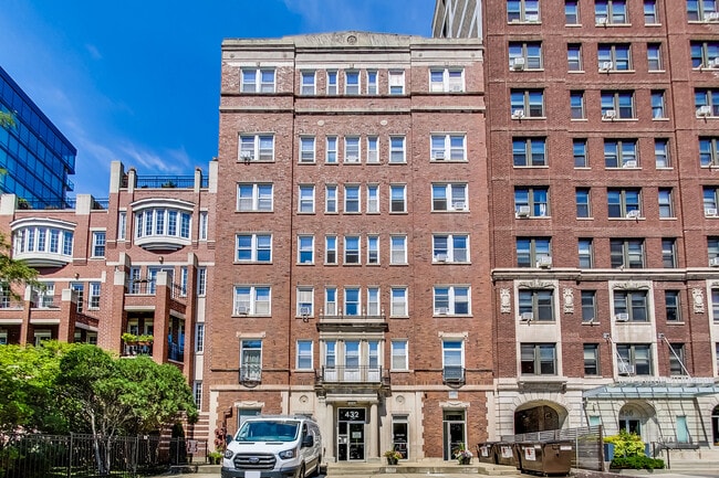 Primary Photo - 432 W Belmont Ave