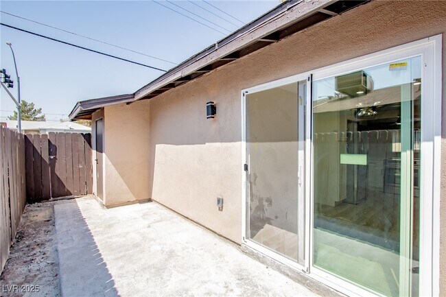 Building Photo - 208 N Bruce St