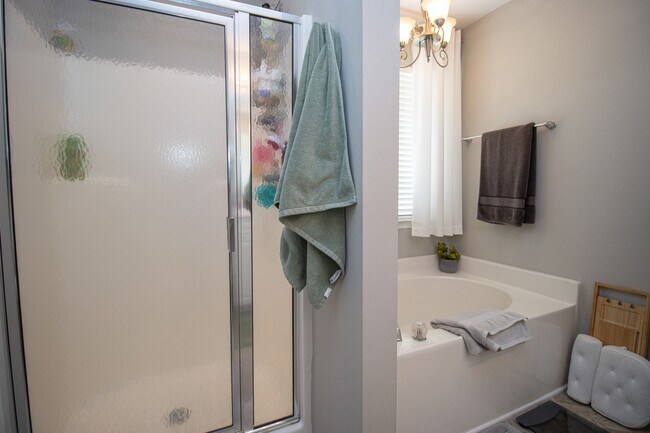 Building Photo - Spacious 3BR in Myers Creek – Fenced Yard, Workshop w/ Electricity & Bright Open Living!