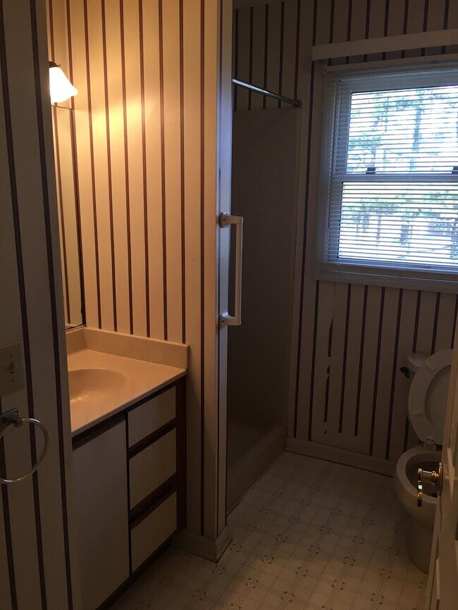 Building Photo - 107 Meadow Park Ln