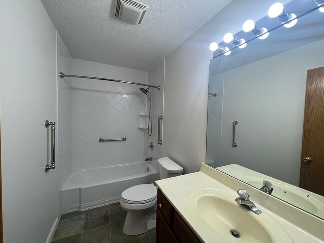 Building Photo - DEERFIELD SUBDIVISION MOVE IN READY! 3 Bedroom 2 Full Baths!