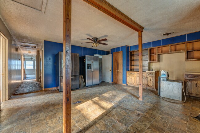 Building Photo - 121 W Pecan St