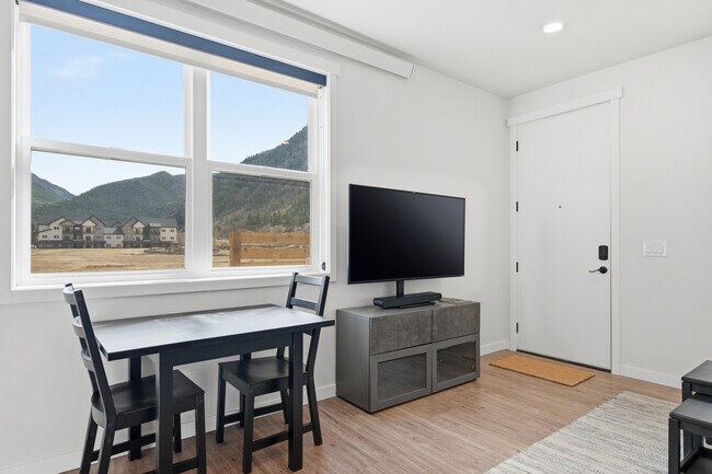 Building Photo - 2115 Hummingbird Wy