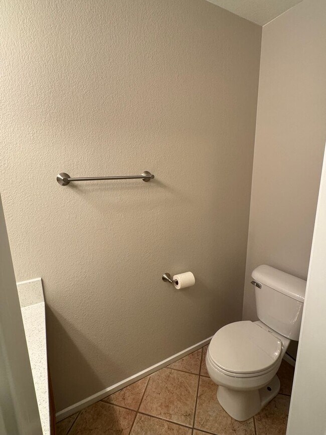 Building Photo - Transformed Townhome