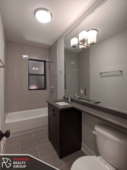 Building Photo - 711 W Brompton Ave