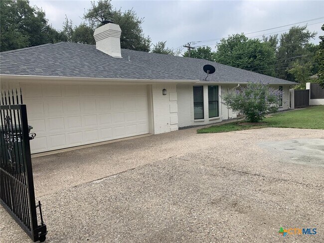 Building Photo - 1508 S Ridge Rd