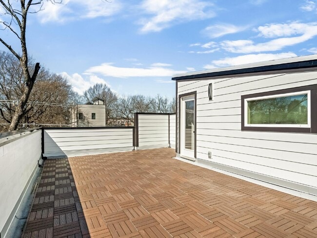 Building Photo - Custom 3 story home in the heart of Belmont/Optimist Park!