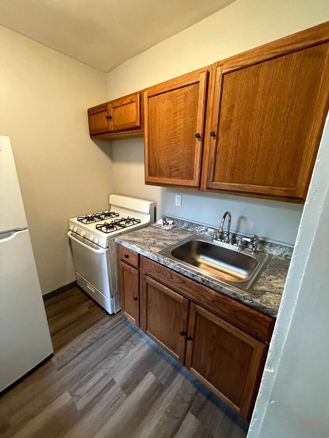 Building Photo - Lovely two bedroom, 1 bathroom Townhome on...