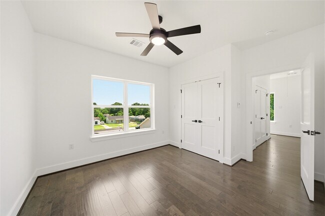 Building Photo - 5024 Winnetka St