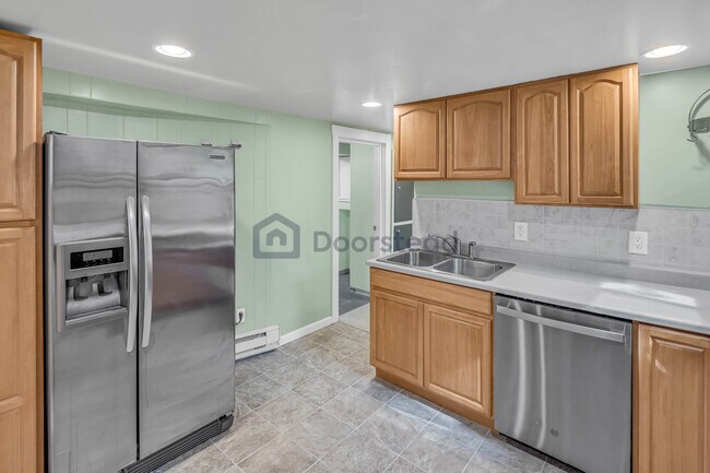 Building Photo - 2028 14th Ave W