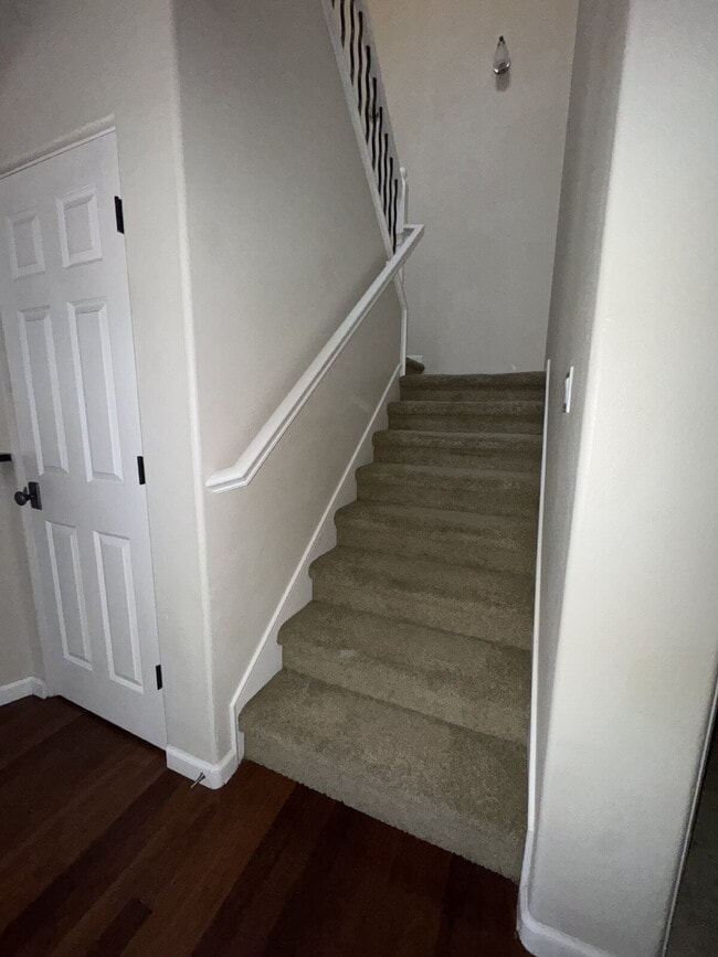 Building Photo - FIRST MONTH FREE RENT Luxurious 4-Bed, 4-B...