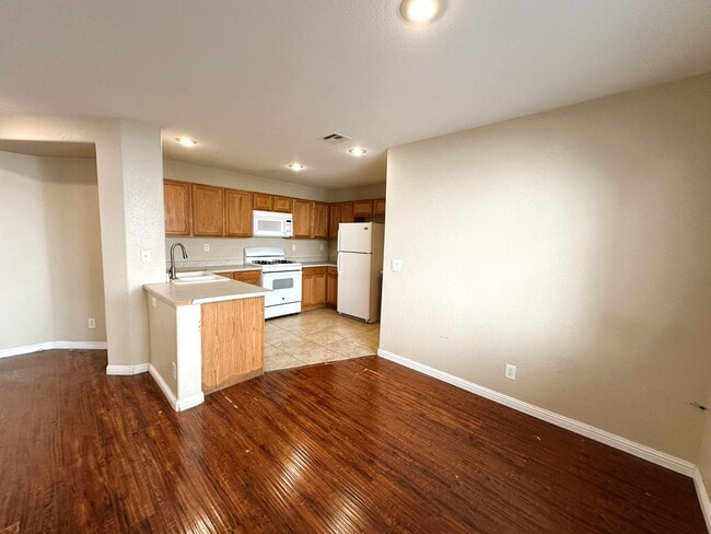 Building Photo - BEAUTIFUL 2 STORY HOME WITH HARDWOOD FLOORING! 3 BED 2 BATH, MASTER BEDROOM HAS ITS OWN PRIVATE B...