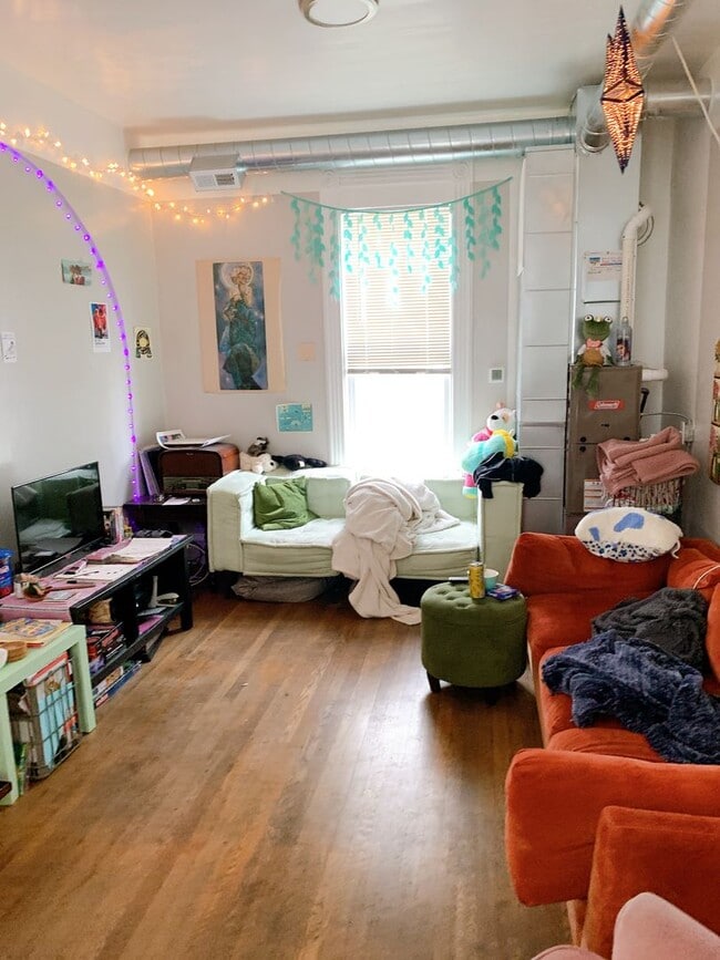 Building Photo - PRELEASE FOR JULY: 5 bdrm/2 bath near WWU and Downtown!