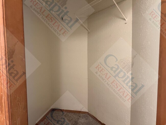 Building Photo - 1322 Glen Oaks Ct