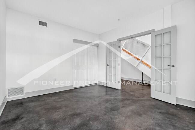 Building Photo - Stunning Condo with City Views and 2 Reser...