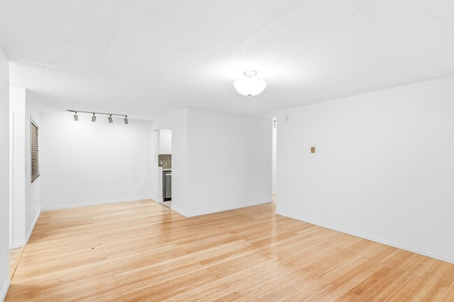 Building Photo - Desirable Lake Oswego Condo 1Bed/1Bath - Mt Park