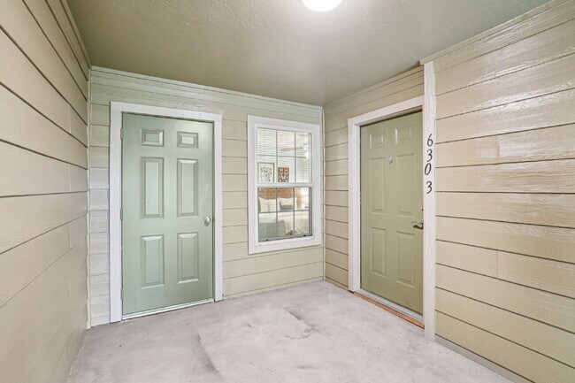 Building Photo - Gorgeous third floor - 1bd/1ba condo