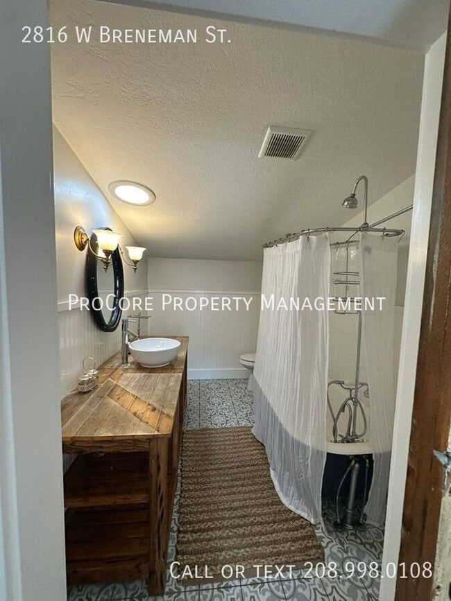 Building Photo - Charming Upper Unit Studio – Fully Furnish...