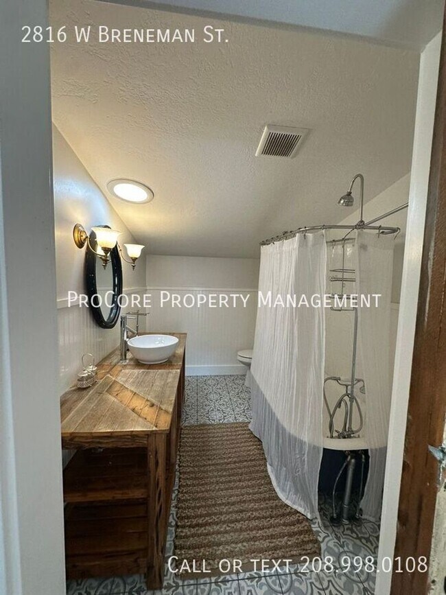 Building Photo - Charming Upper Unit Studio – Fully Furnished Above Garage | $1,195.00 | Near Downtown