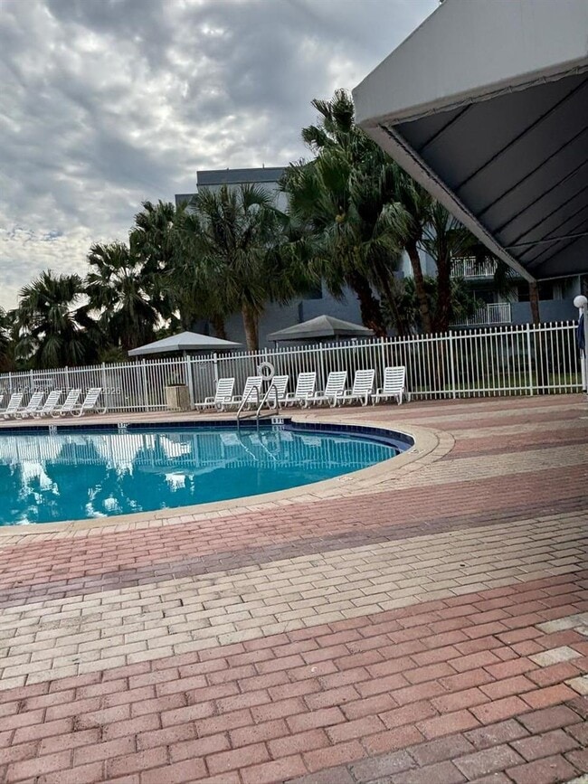 Building Photo - 9365 Fontainebleau Blvd