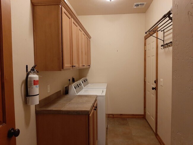 Building Photo - 135 Eaton Dr