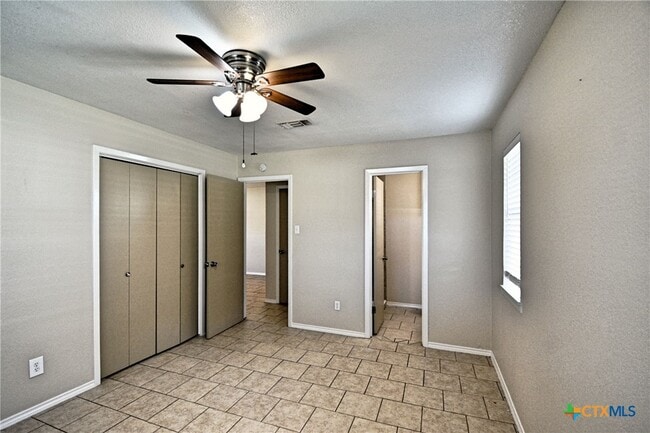 Building Photo - 525 Buttercup Ln