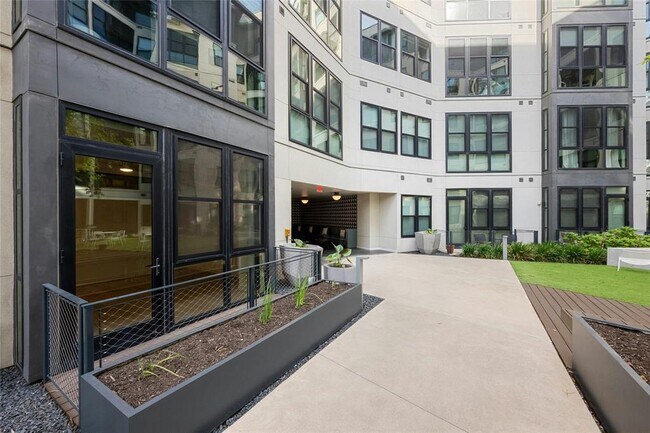 Building Photo - 800 Embassy Dr