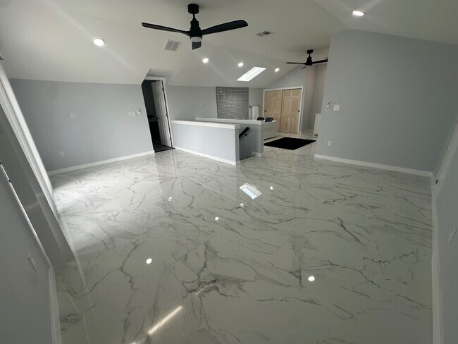 Building Photo - 595 Kingfisher Cir