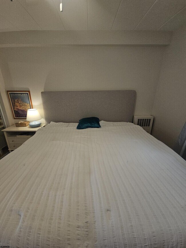 Building Photo - 9401 Pacific Ave