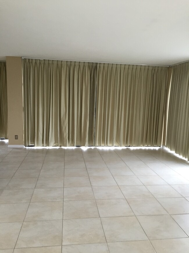 Building Photo - 200 Leslie Dr