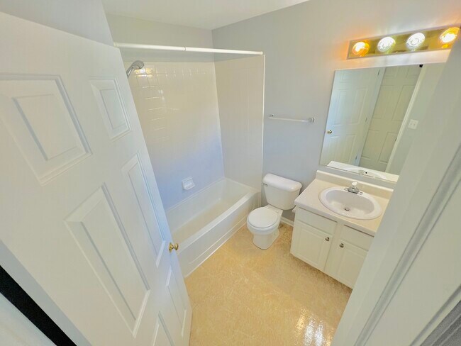 Building Photo - 925 Sheridan Cir