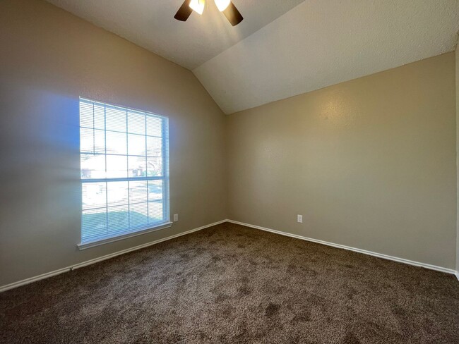 Building Photo - AVAILABLE NOW 3 Bedroom 2 Bath Home in For...