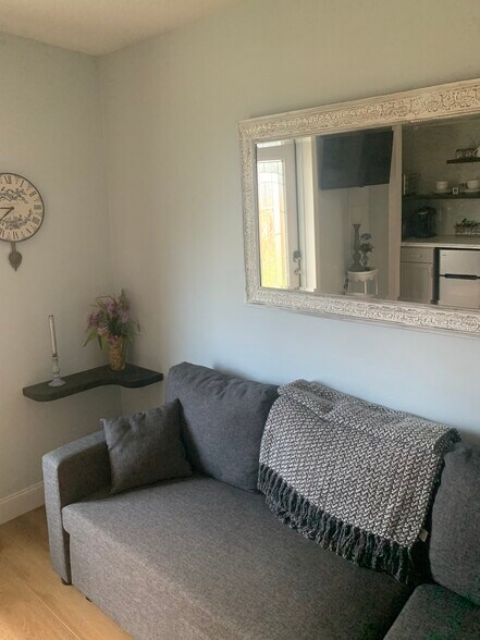 Building Photo - 1049 George St