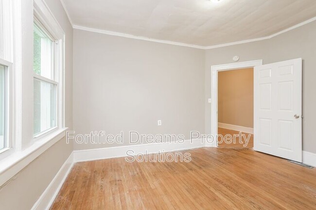 Building Photo - 3040 N Patterson Ave