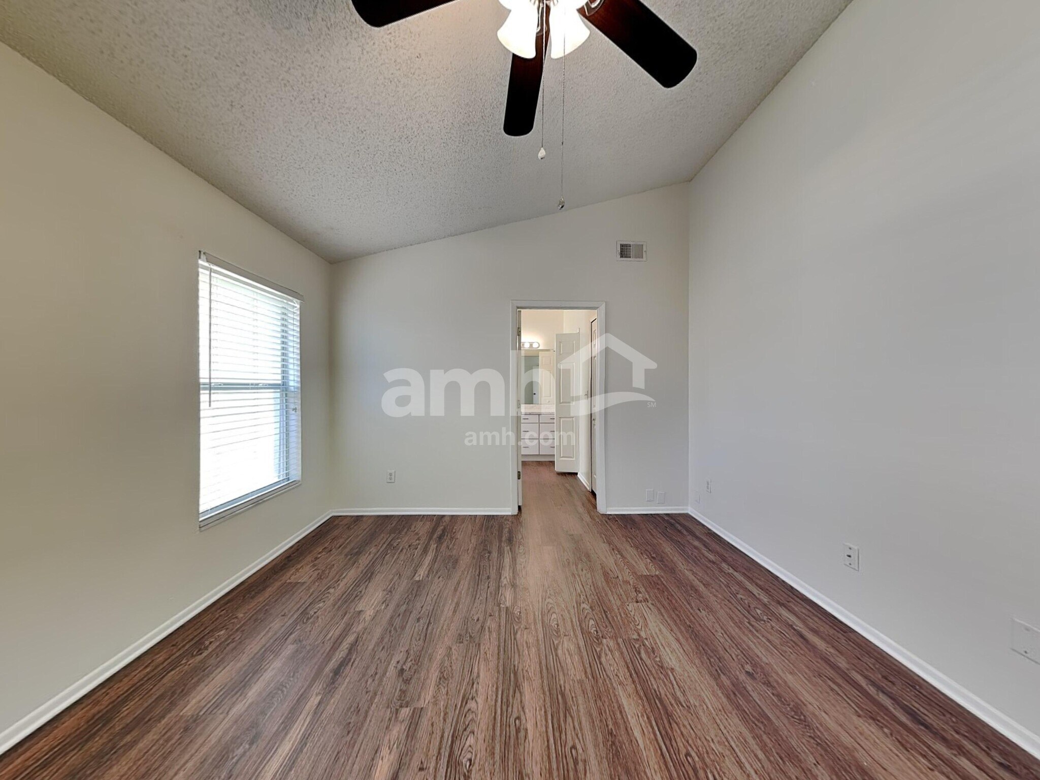 Building Photo - 96 Knights Hollow Dr