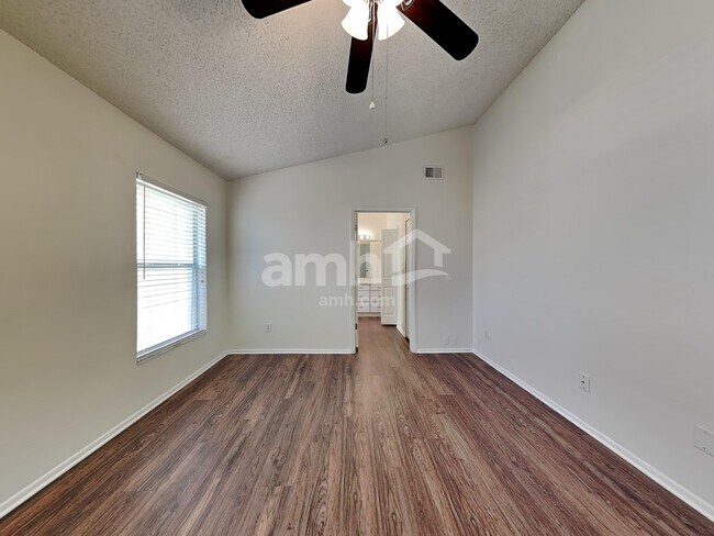 Building Photo - 96 Knights Hollow Dr