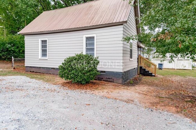 Building Photo - Charming 2 bedroom home in Anderson!