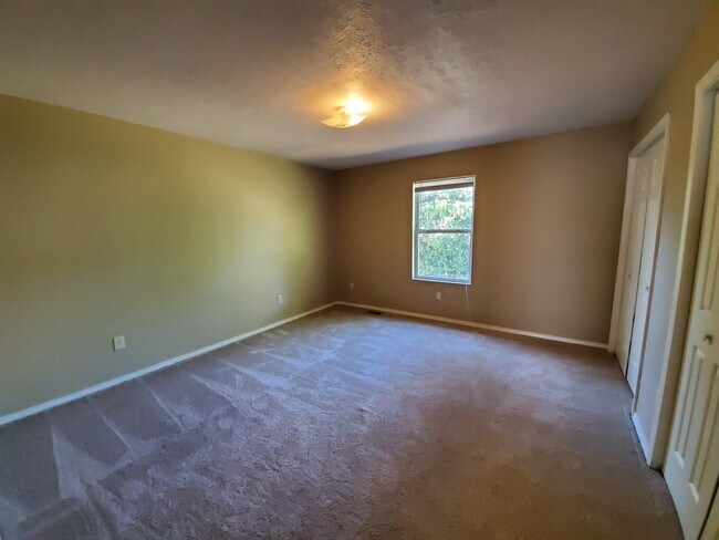 Building Photo - 4 Bedroom Available in July