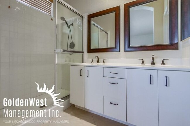 Building Photo - Elegant Dual Master 2Bdm 2.5Ba Townhome in...