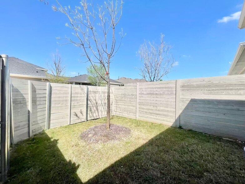 Building Photo - 3320 Eddington Dr