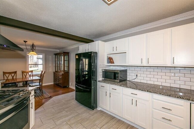 Building Photo - 2805 Pine Hill Dr